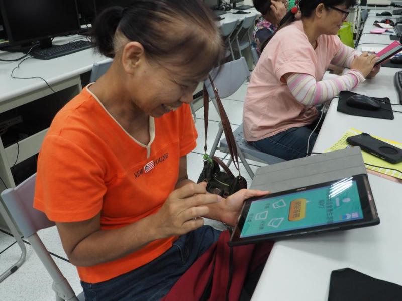 學員練習原子小學堂趣味問題，笑得不亦樂乎，可見小遊戲多好玩呢