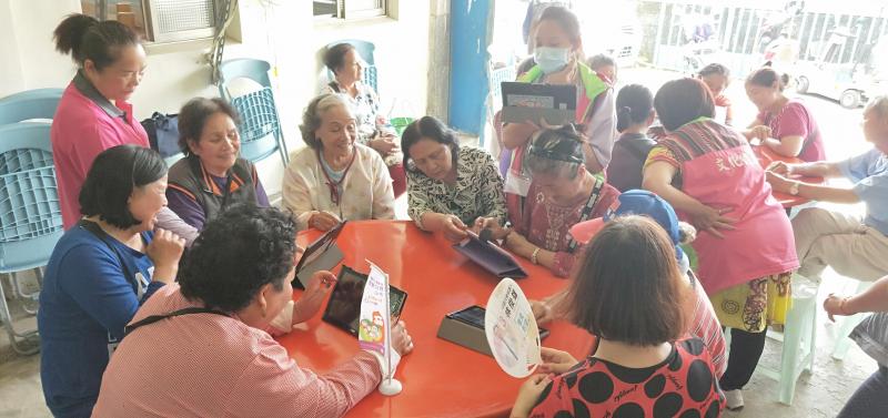 學員互相討論，操作方法