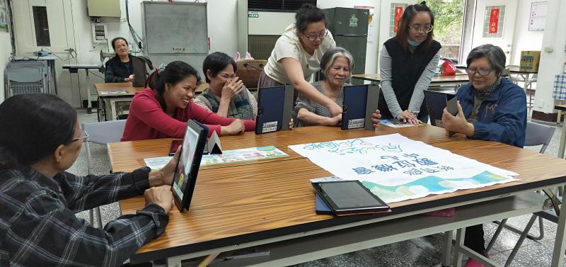 講師與學員互動。