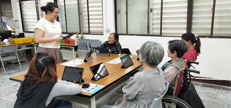 今天來到榕樹部落文化健康站，向第一次上課的學員介紹秀林位機會中心以及駐點位置後，開始介紹平板電腦的按鍵位置與設定方法。