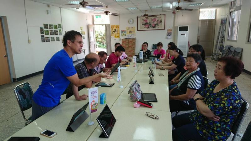 老師認真教導學員平板E-MAIL帳號設定