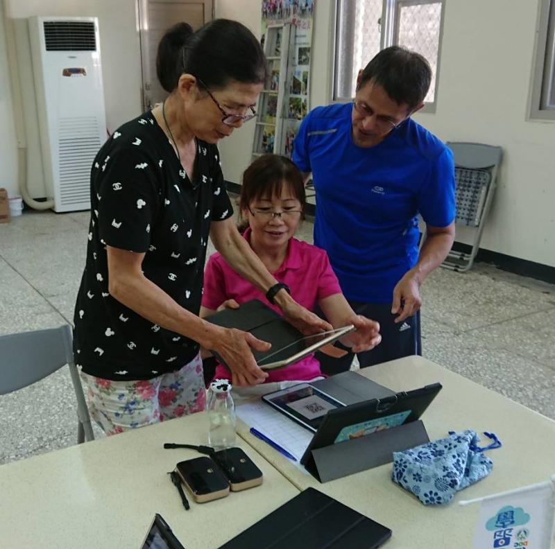 學員互相教導平板拍照、錄影