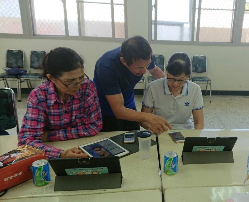 老師專心講解利用平板上網查詢火車時刻表　