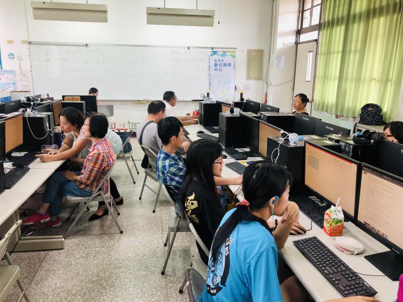 學生專心聆聽講解