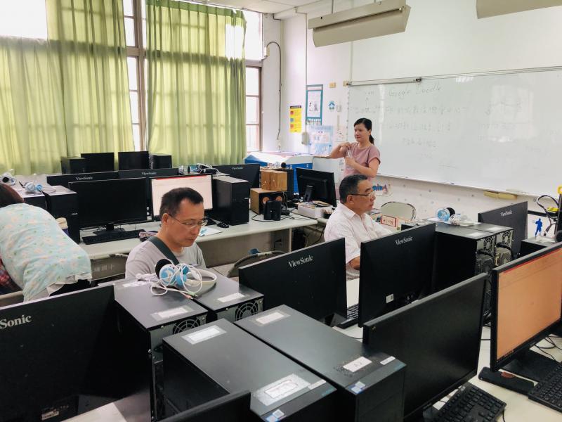 講師認真講解課程