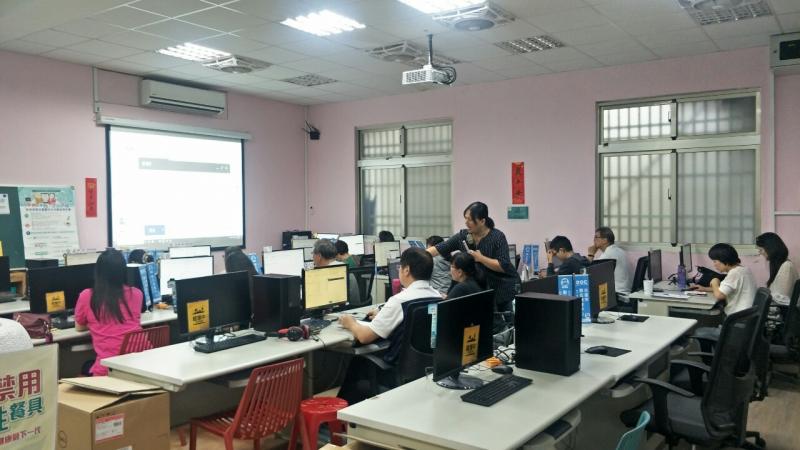 講師走到學員旁邊，說明GOOGLE雲端相簿上傳及建立相簿建立資料夾的方式。