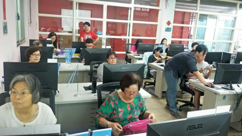 學員們緊盯自己的螢幕，學習GOOGLE表單後，產生QRCODE讓表單傳送至LINE連結。