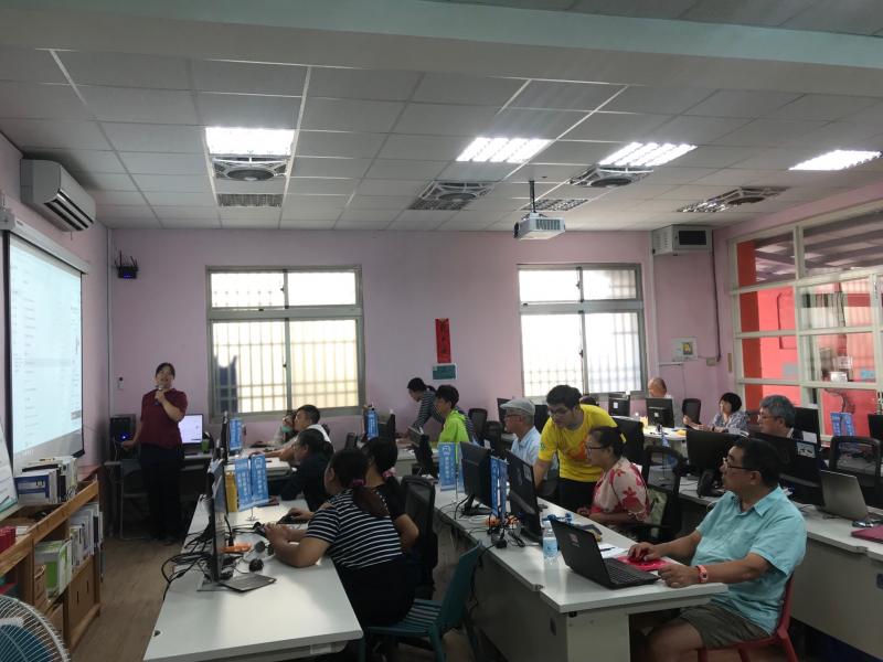 對雲端管理愈來愈多民眾有興趣了，每位學員都非常認真的聽老師說的指令