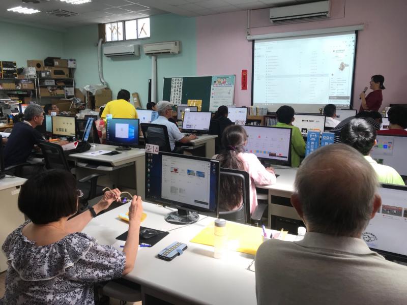 感謝參與協助的資訊志工，讓課程順利的進行，學員們有問題，在黃衣志工天使的協助下，順利完成