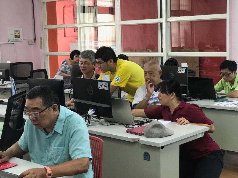 老師與志工分工合作，協助學員理解什麼是雲端硬碟管理等相關一系列操作