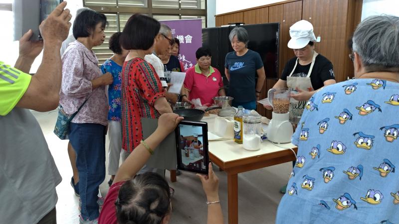 負責攝影的學員在旁記錄花生豆腐腦的製作