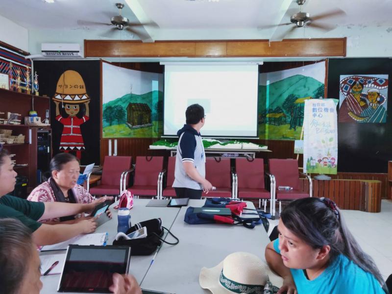 學員們拿著自己的平板，彼此交流討論自己遇到的操作問題。