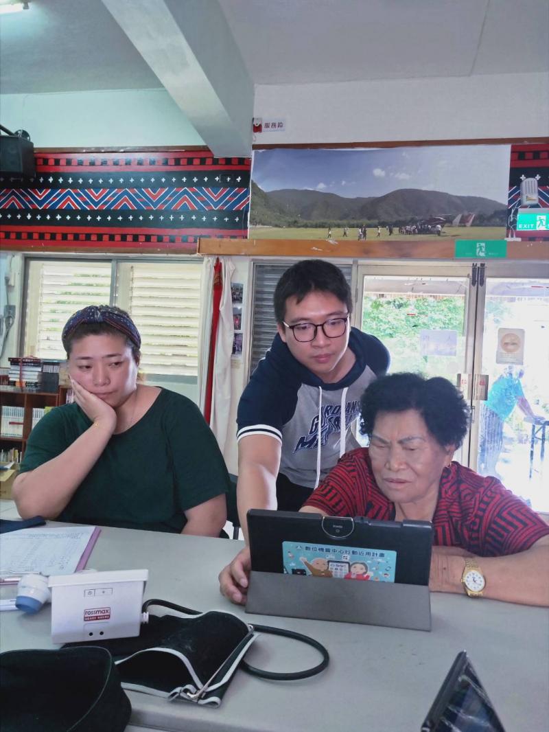 講師出手幫助滿臉疑惑的學員，迅速解決他所遇到的問題。