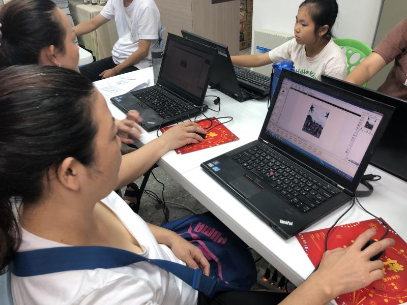 學員認真操作，製作個人特色桌曆