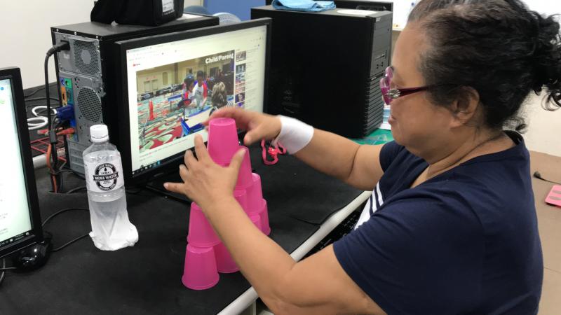 看影片學疊疊樂活動手部肌肉