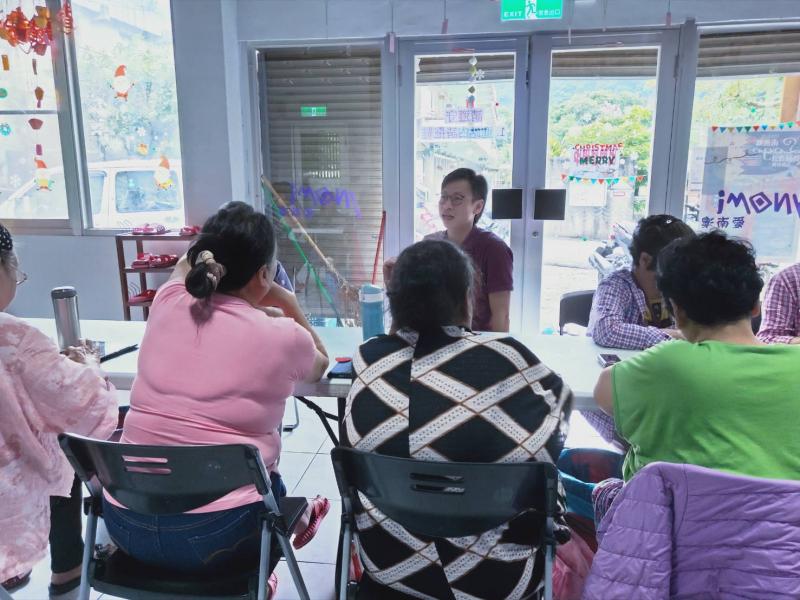 講師跟學員一起坐在長桌旁邊，開始講述關於社區歷史你來說的課程。