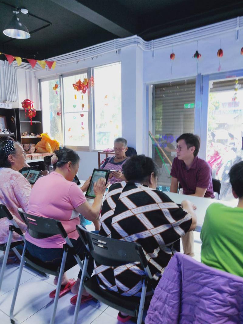 為了讓長輩們熟悉平板的操作，講師開放讓長輩們使用平板玩小遊戲。