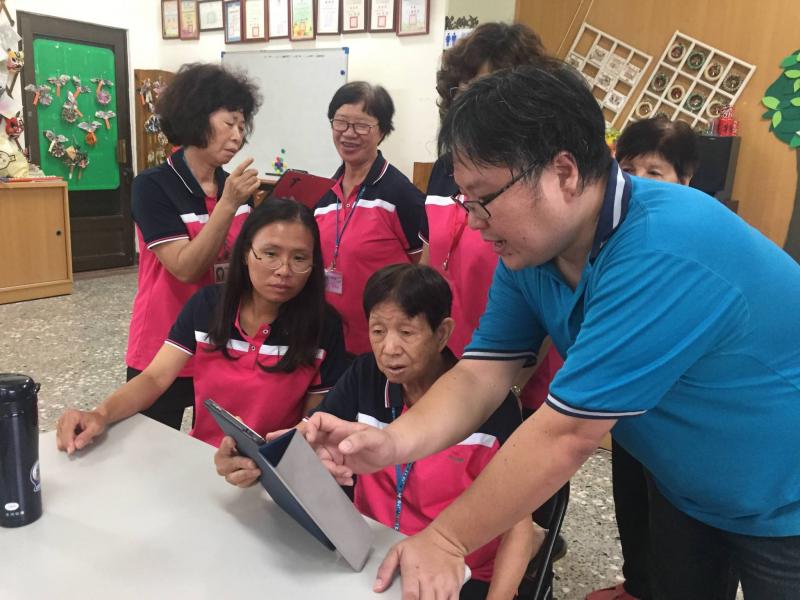 講師實際操作平板介紹功能與應用