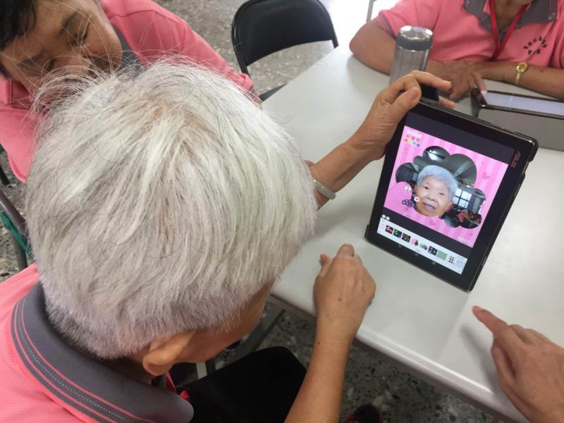 學員透過APP自拍並加特效