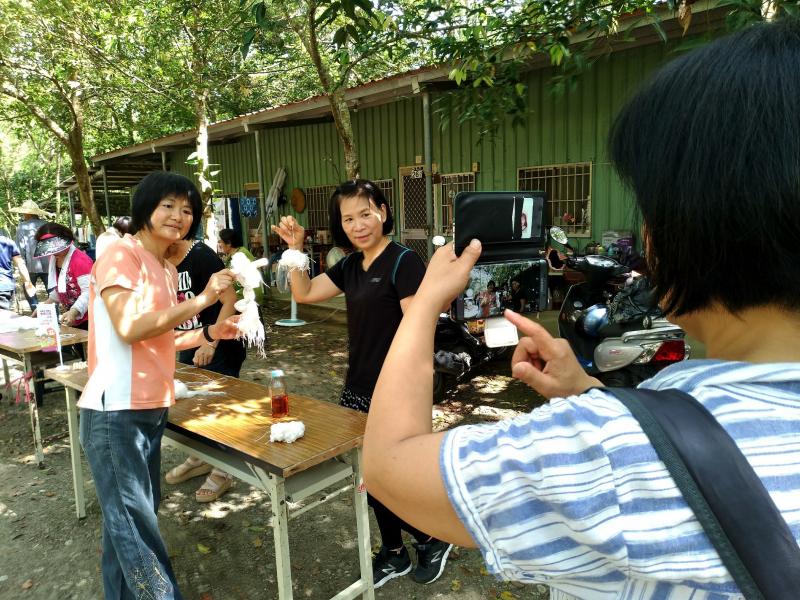 學員記錄染布過程