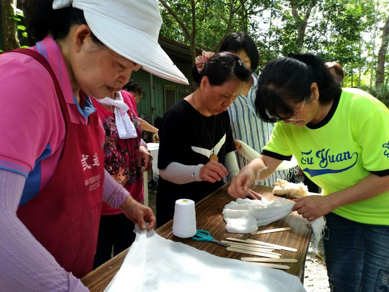 講師指導學員如何綁布