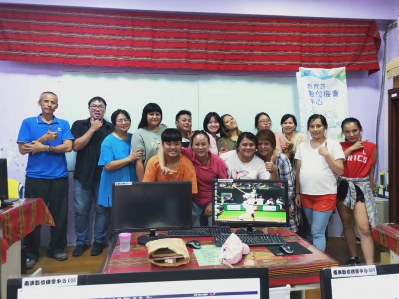 在課程結束後，學員們比著大拇指，表達對於今天課程的收穫，在教室前拍了一張大合照。