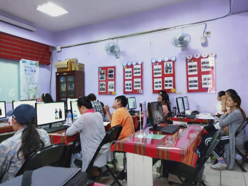 雖然是令人昏沉的上課時間，但是還是必須提起自己的精神正坐於電腦前專心聽課。