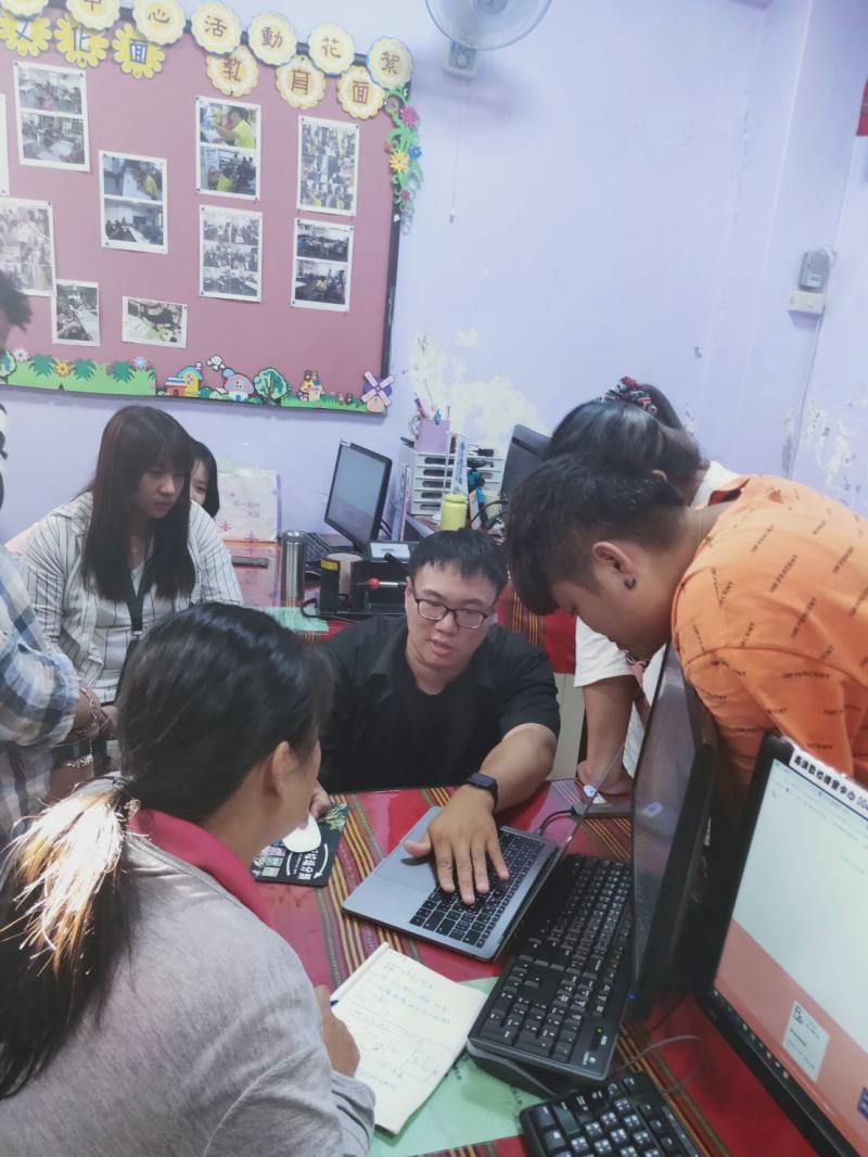 講師正在教授部分學員關於小編的注意事項與發文技巧，其中一位學員將講師的話抄錄下來。