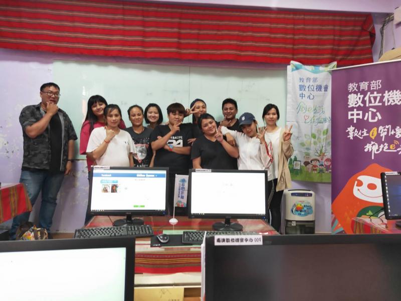 學員在課程結束後比出V的手勢，在教室的前方拍攝一張大合照。