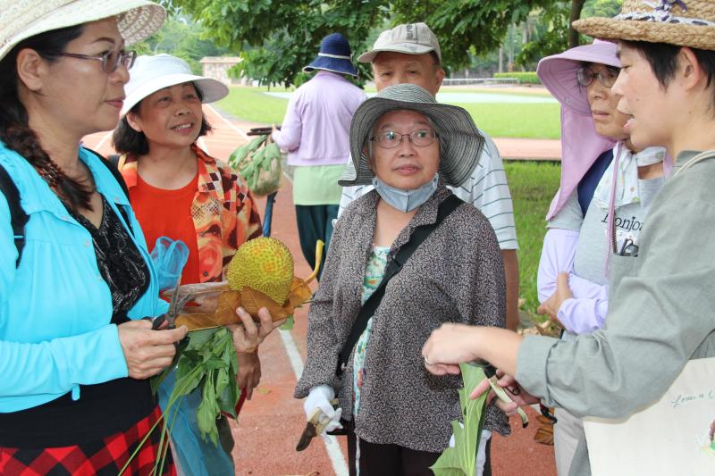 學員特地帶來菜園裡不認識的雜草來請教老師