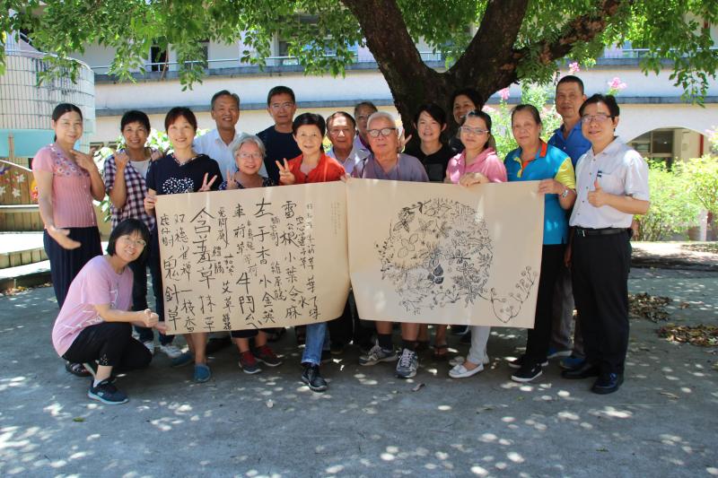新埔雜草曼陀羅創作完成，學員開心一齊大合照留念。