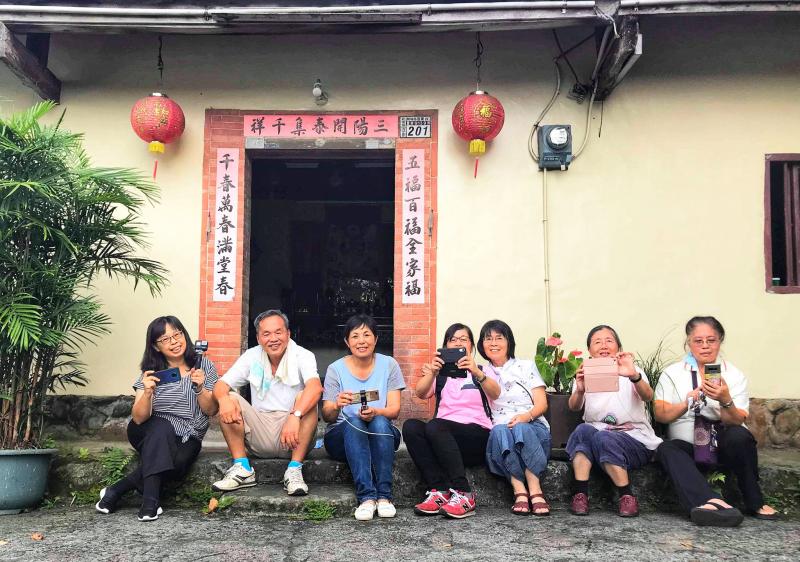 學員分組進行影片拍攝，團隊拍攝劇組合照。