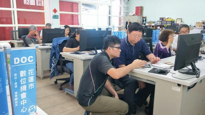 講師蹲在學員身邊，以平板指導學員練習WORD表格設定、插入、浮水印...等功能。