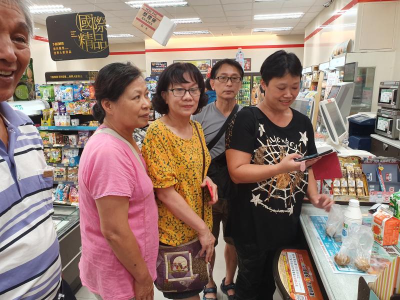 到統一超商購物並以手機體驗支付.