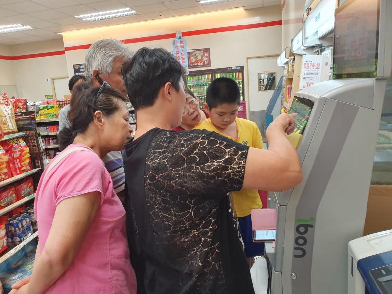 學員輪流體驗e-Tag付款方式.