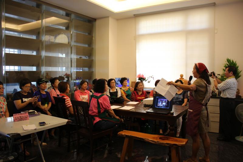 講師帶領大家，引導大家待會分組討論如何分工分派工作，備菜(洗菜、切菜)、煮菜(調料)、擺盤、拍攝等等要注意的細節