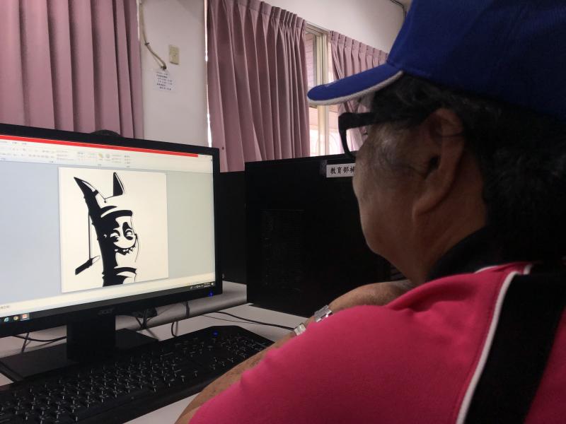 學員運用簡報軟體編排圖文