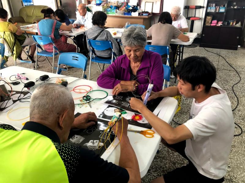 老師指導學員3D列印筆操作方式