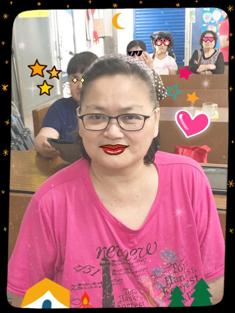 學員自製個人化名片卡，在自己的照片上加上可愛的紅脣，星星與愛心。