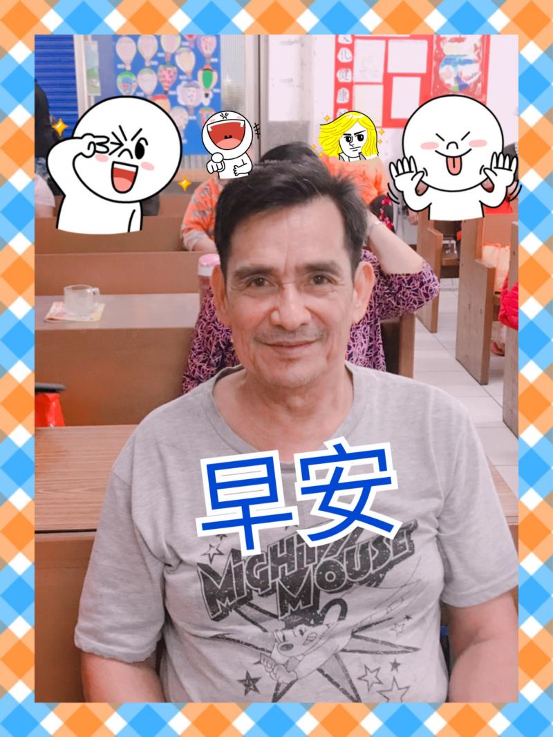 學員自製個人化名片卡，在自己的照片上加上LINE的饅頭人與詹姆士，以白底藍字寫上一個早安。