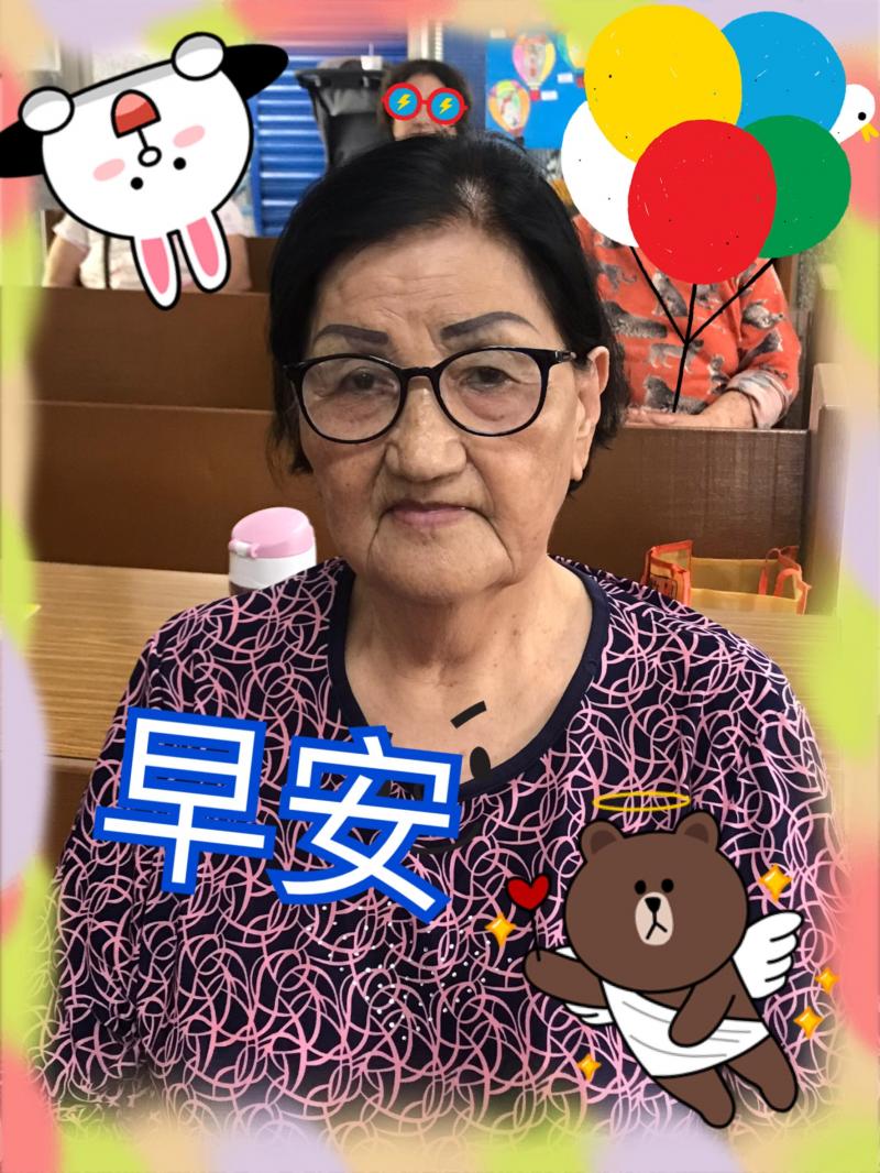 學員自製個人化名片卡，在自己的照片上加上LINE的饅頭人與熊大，以藍底白字寫上一個早安。