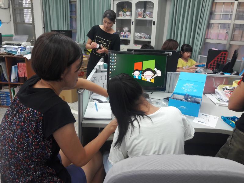 家長和孩子一起共同討論，一起動手做完成我們的機器人MBOT設備。