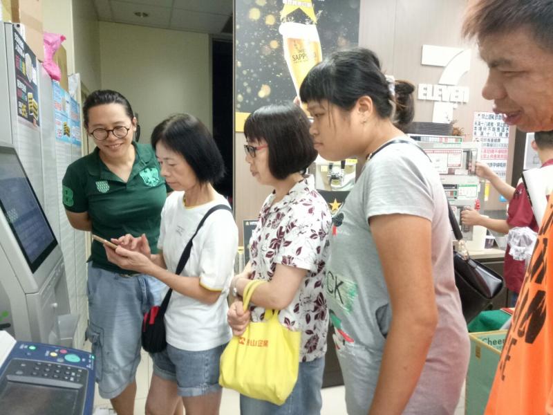 學員很專心的在操作便利商店的ibon機器，相信使用過後會更順手！