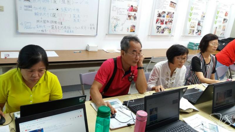 大家一起上課中