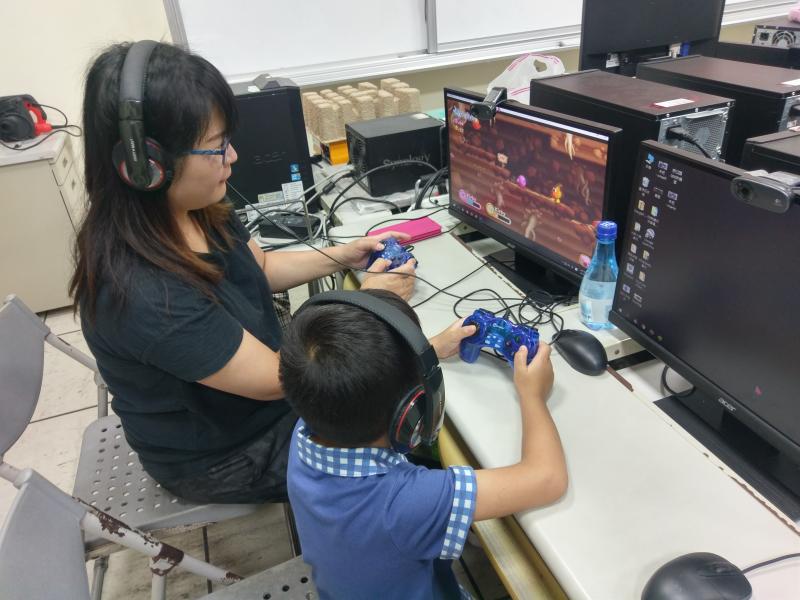 加入金手指讓親子在玩遊戲時可以一路過關斬將同時也可以增進親子相處融洽時光