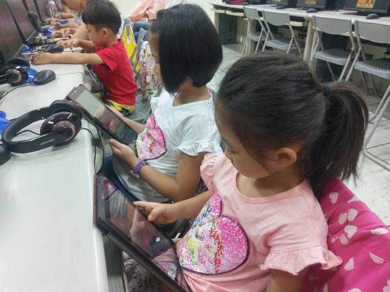 小遊戲簡易app可安裝在手機或平板(ex:七巧板.unblock me).如家長需要忙碌一些短暫時間.可讓孩子玩動腦的小遊戲.