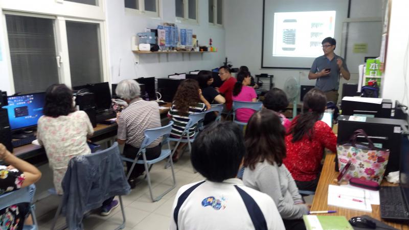 滿座的學員聚精會神的聽講學習中