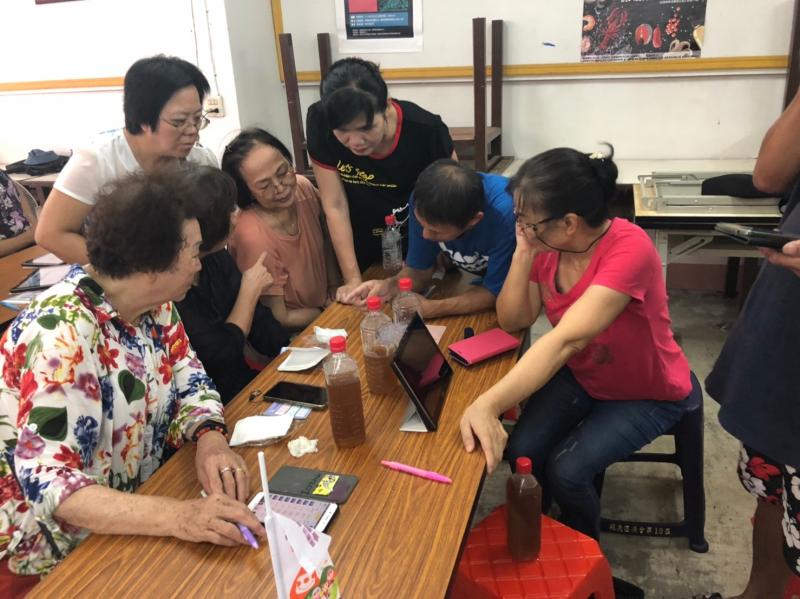 教大家怎麼使用app查看火車班次、時間、票價，最實用的是買票功能，  還有像是兌發票的APP跟YOUTUBE的使用~