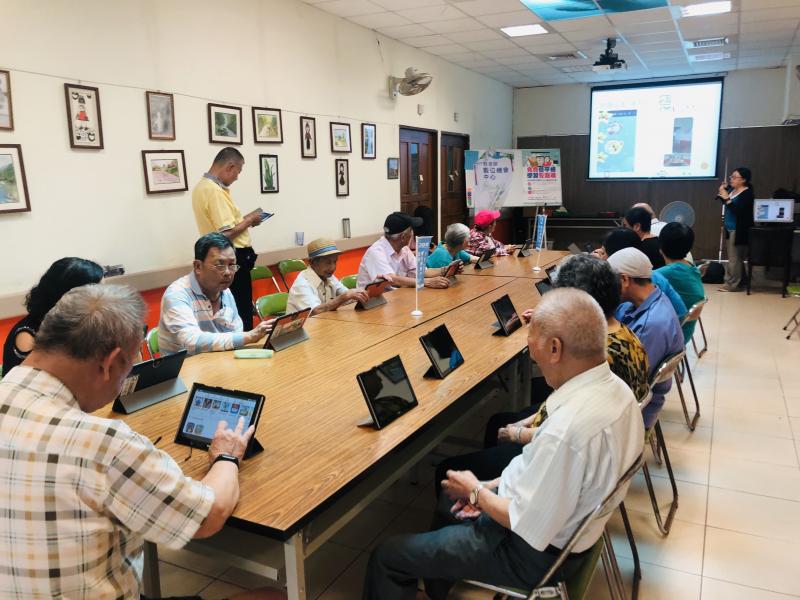 講師指導學生使用平板