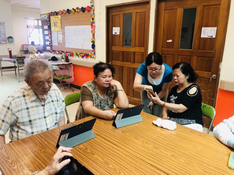 講師親身指導學生使用平板